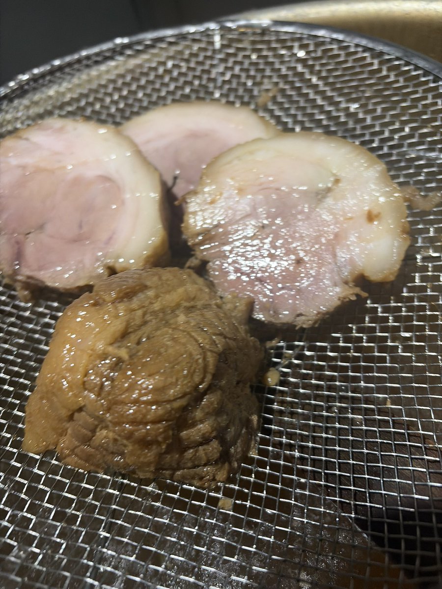 ramenistgaki's tweet photo. 持ち帰りチャーシュー　特売🌈
（約500g）

数量限定ですがお食事をされたお客様に限り

通常1,500円の所、1,000円で販売致します。

この機会に是非お買い求め下さい☺︎ https://t.co/n7XvnUQ8zs