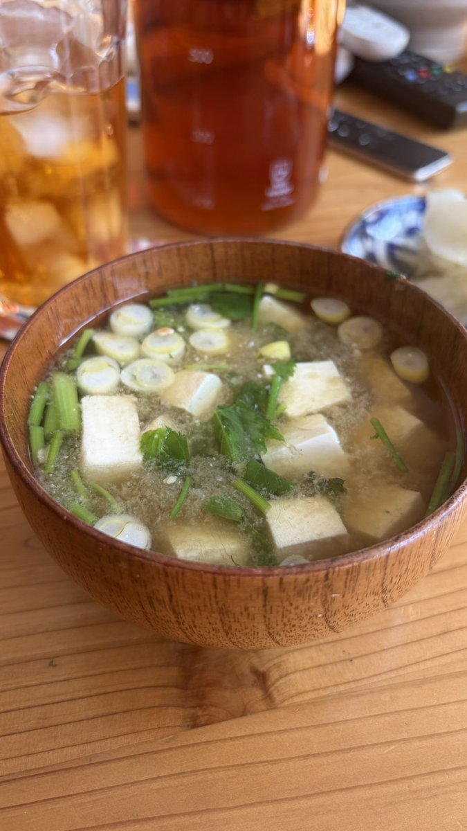 mkchnmgmg's tweet photo. 昨日は代休
松屋をテイクアウトした。
三つ葉とお豆腐ととろろ昆布のお味噌汁は料亭みたいな味がした。（料亭行ったことないけど）

#おうちごはん https://t.co/Y65w3uKYH8