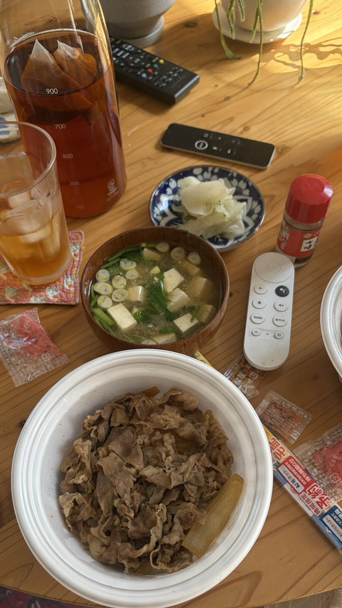 mkchnmgmg's tweet photo. 昨日は代休
松屋をテイクアウトした。
三つ葉とお豆腐ととろろ昆布のお味噌汁は料亭みたいな味がした。（料亭行ったことないけど）

#おうちごはん https://t.co/Y65w3uKYH8