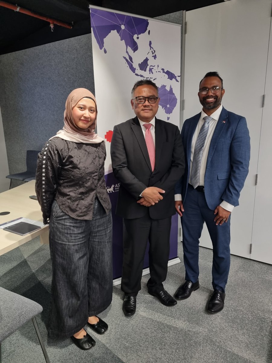 AsiaSocietyAus's tweet photo. Last night, we were delighted to welcome Mr Yohannes Jatmiko Heru Prasetyo, Consul-General of Indonesia in Melbourne @IndonesiaInMelb for the Asia Hub Diplomacy Series.

Thank you to the Consul-General for an engaging discussion and to our partner @AIBCNational. https://t.co/IG0zxl1dcy