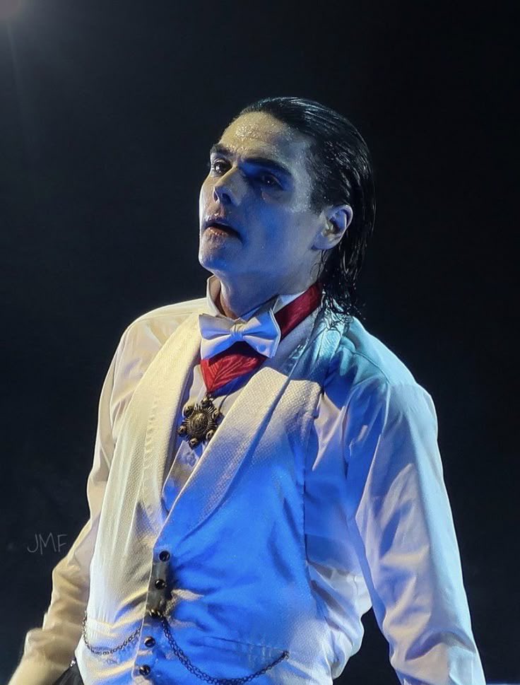 TragicAffa1r's tweet photo. been four years since gerard dressed as dracula, someone needs to restrain me hes so fucking hot im bricked up https://t.co/UX9Hgal7F8