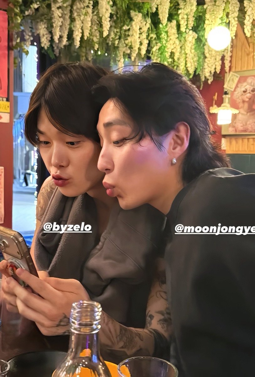 moon261004's tweet photo. ㅋㅋㅎㅎ입술뭐야
둘이 넘 귀여운거아냐 🥰
나두 보러가고프다 ㅜㅜ
종업이😭
💙 https://t.co/V6QT3tuB4E