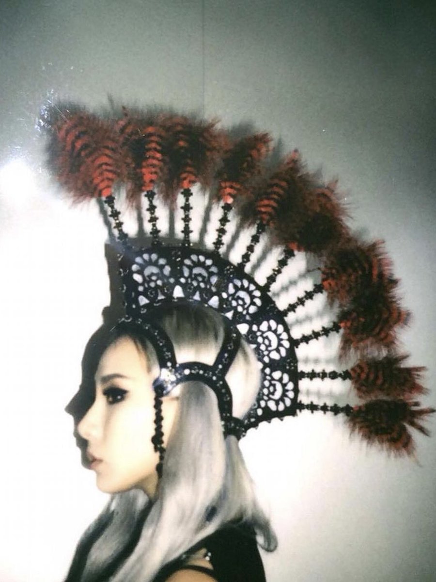 gzbstoriez's tweet photo. CL wearing a custom head piece by Malakai for her 2015 MAMA performance 

She will make her long-awaited return on the MAMA stage this November in Japan 

Marking her first major award show performance under Very Cherry Records https://t.co/v7hpOPA8fP