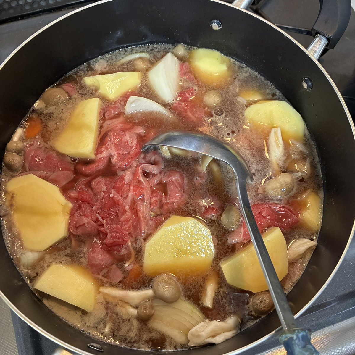 nyaabru's tweet photo. 今夜は肉じゃが
ずっと台所にいる
料理好きくないお〜〜 https://t.co/7yP5o4AToq