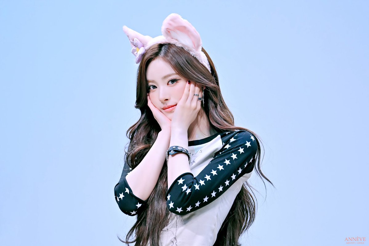 _ANNEVE_'s tweet photo. 261015 미야오 안나 #MEOVV #미야오 #ANNA #안나 @OFFICIAL_MEOVV https://t.co/jB73CVcS4o