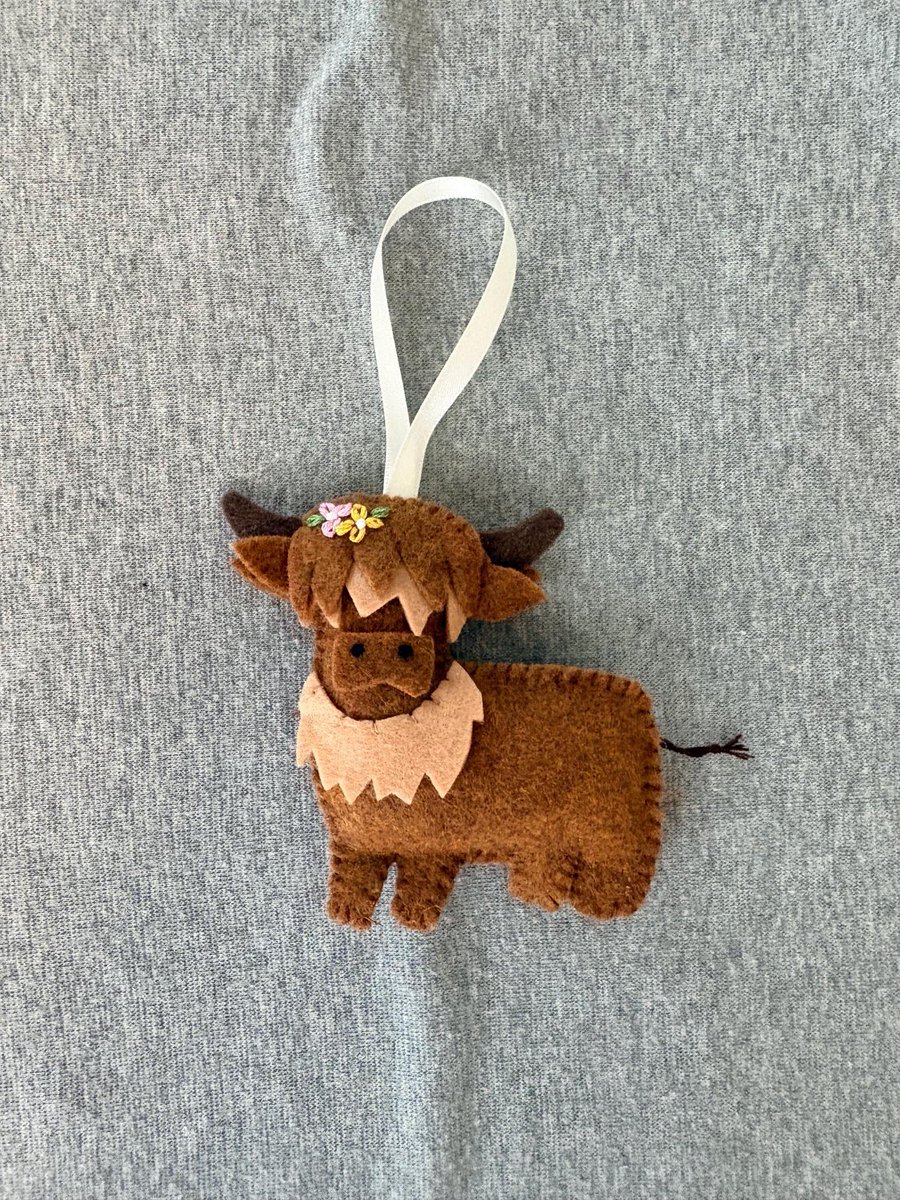 Tuscanycreative's tweet photo. MY DAUGHTER WAS OBSESSED. Highland cows are so in right now!!!!!#highland #cow https://t.co/rxKQzz5gPE
