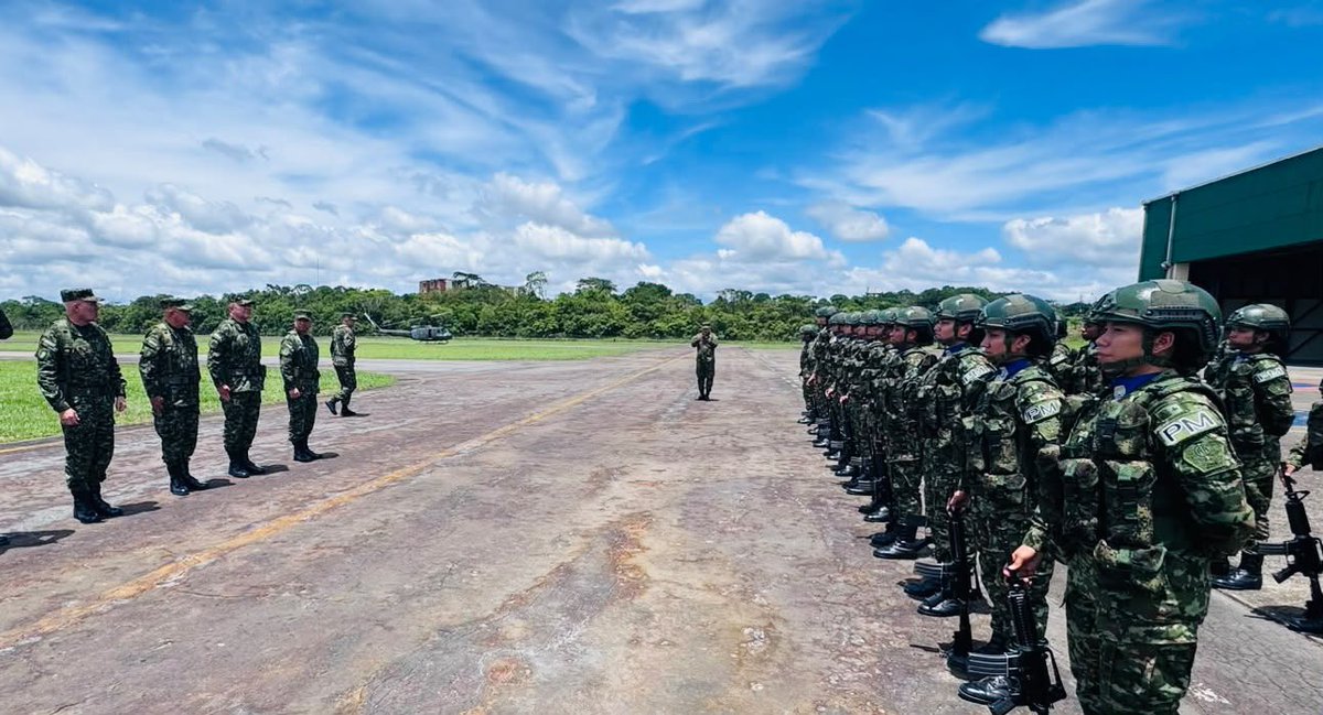 COMANDANTE_EJC's tweet photo. ¡Nuestros soldados son el escudo inquebrantable que defiende cada rincón de la Amazonía colombiana! 

Así lo ratifiqué al concluir una rigurosa revisión operacional de nuestras unidades de @Ejercito_Div6 y @ftc_omega en los departamentos de #Caquetá, #Amazonas y #Putumayo, en la que se verificaron las capacidades de control institucional para proteger las fronteras, atacar el narcotráfico y neutralizar cualquier amenaza contra los colombianos. 

Gracias a la presión operacional permanente, estamos golpeando con fuerza las estructuras logísticas, armadas y las rentas ilícitas de los grupos criminales que delinquen en esta importante reserva ambiental.

¡Reconocimiento total a nuestros héroes! Su entrega y disciplina son muestra de vocación y de seguridad para las comunidades del sur del país. 

#PatriaHonorLealtad