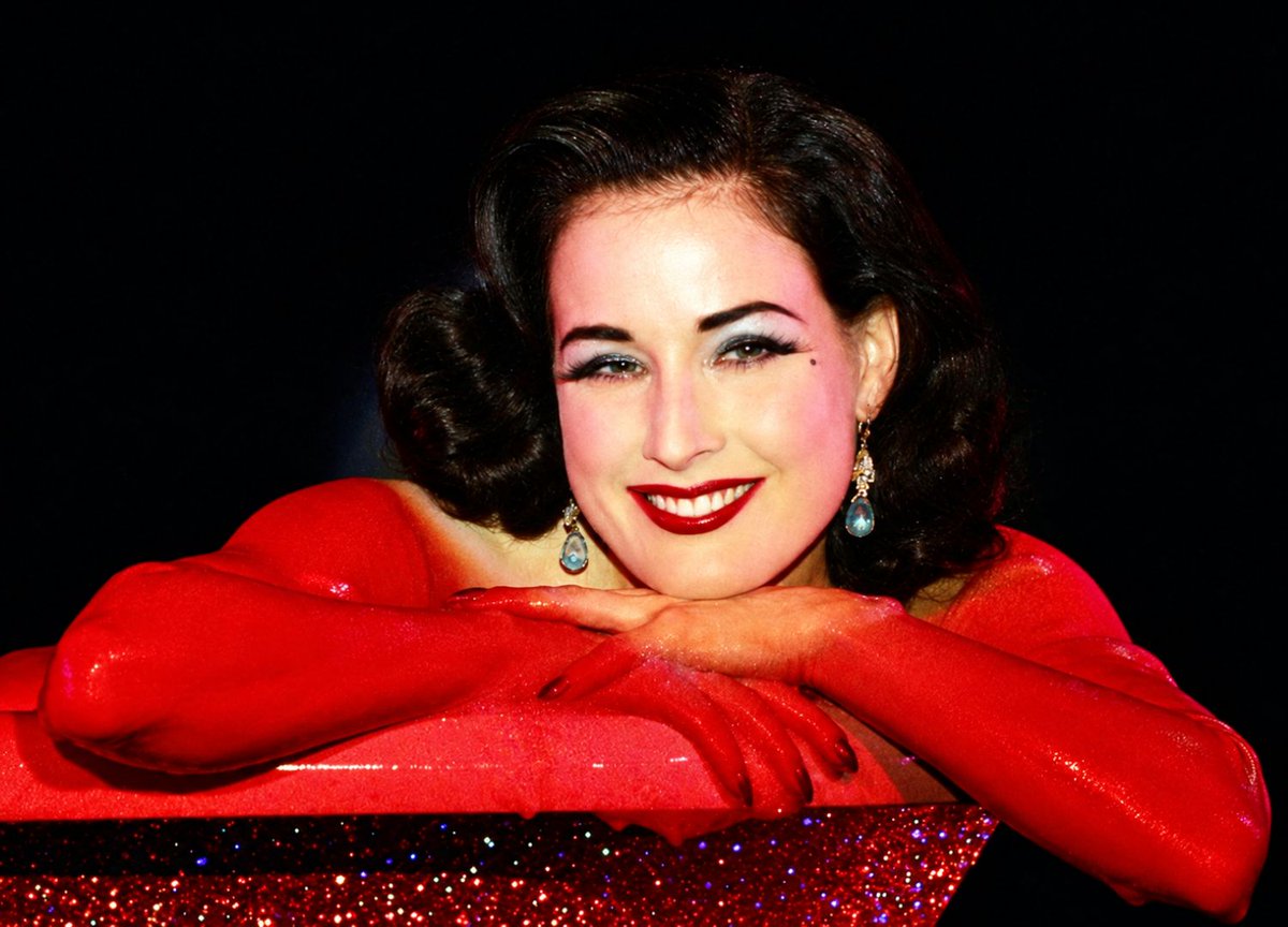 quien_es_net's tweet photo. Dita Von Teese pasó de trabajar en una lencería a convertirse en la Reina del Burlesque. Con su célebre copa de Martini gigante, llevó el género a teatros de tres continentes y expandió su carrera hacia la lencería, los perfumes y los libros. https://t.co/Fhof3ZzO7w