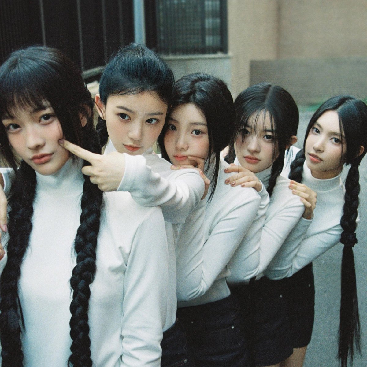 chartstuide's tweet photo. .@TUIDE_official and ILLIT are the only 5th generation girl groups to chart multiple songs from their debut album on YouTube Music Korea for three consecutive months. 🇰🇷

#TUIDE #튜이드 https://t.co/zfDAuoMOeM