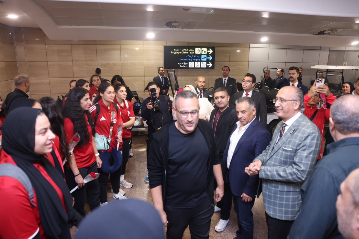 Ahly_Handball's tweet photo. 📸 مجلس الإدارة يستقبل بعثة أبطال إفريقيا لكرة اليد رجال وسيدات في مطار القاهرة 🦅 https://t.co/ZaknBCynYM