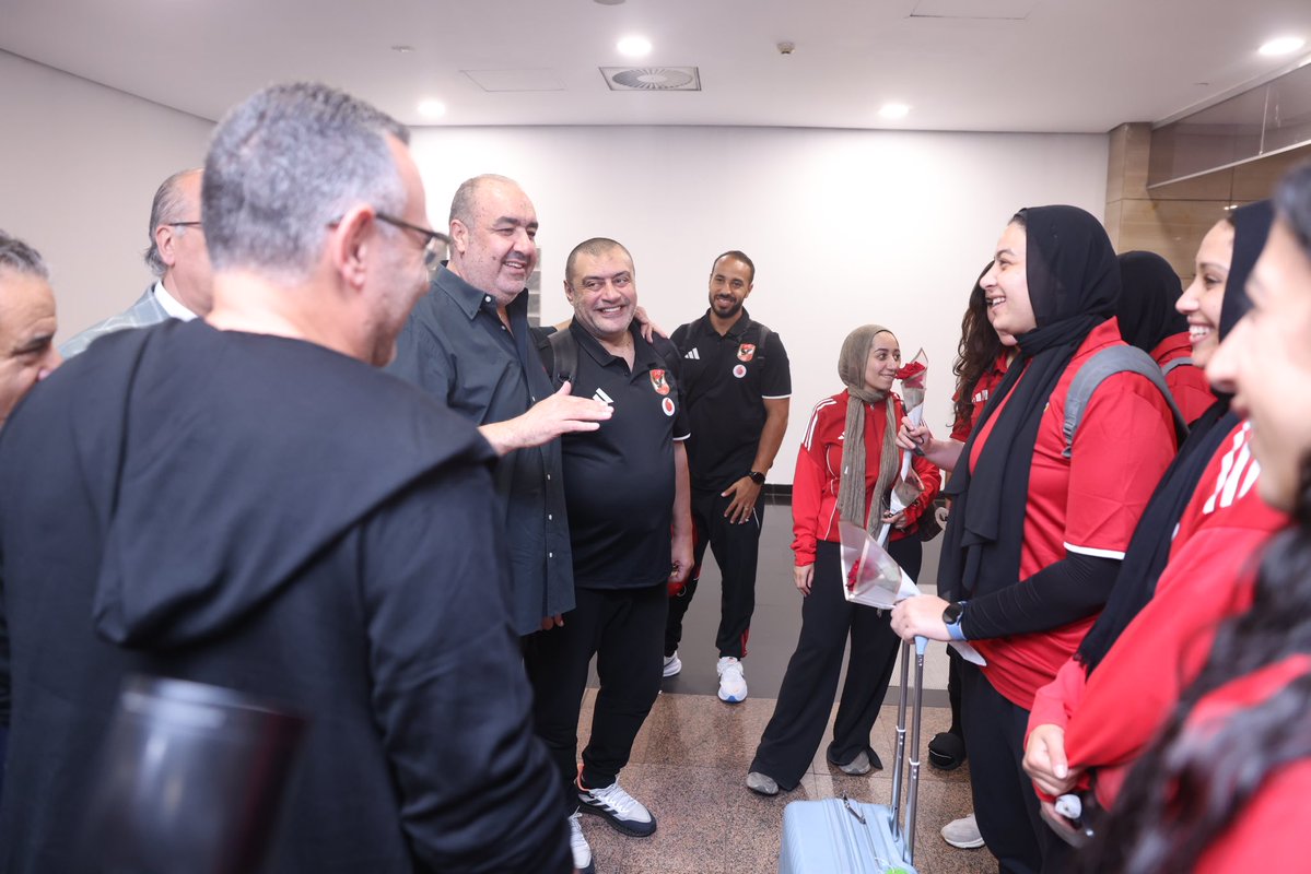 Ahly_Handball's tweet photo. 📸 مجلس الإدارة يستقبل بعثة أبطال إفريقيا لكرة اليد رجال وسيدات في مطار القاهرة 🦅 https://t.co/ZaknBCynYM