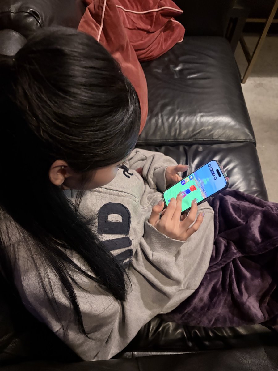 biffmila's tweet photo. heejin posting jinsoul playing roblox in the waiting room lmaooo https://t.co/giVNDHPmFT