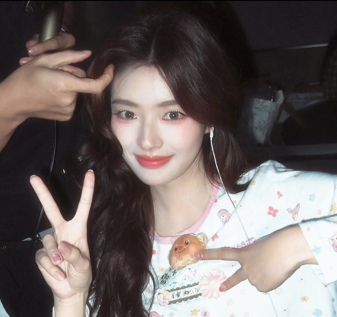 Xuruohan_27's tweet photo. You know why I’m so happy with this promotion? It’s the first time I’ve seen our girl this laid-back during one. She looks comfortable, she’s being herself, and she’s genuinely enjoying everyone’s company.Can we just appreciate this moment and let her enjoy where she is rightnow? https://t.co/jrCq8ajdSS