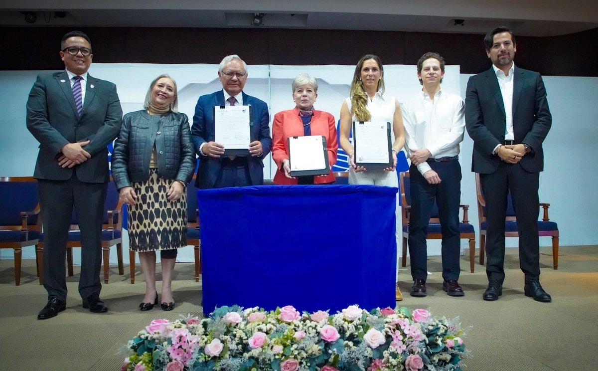 aliciabarcena's tweet photo. Restaurar las cuencas y prevenir daños exige conocimiento y acción en el territorio. Hoy fui testigo de honor en la firma del convenio entre @PROFEPA_Mx y @TecNM_MX que fortalecerá los Centros Regionales de Prevención y Calidad Ambiental con la capacidad de una red de 254 campus. https://t.co/3EFd0GRg5T