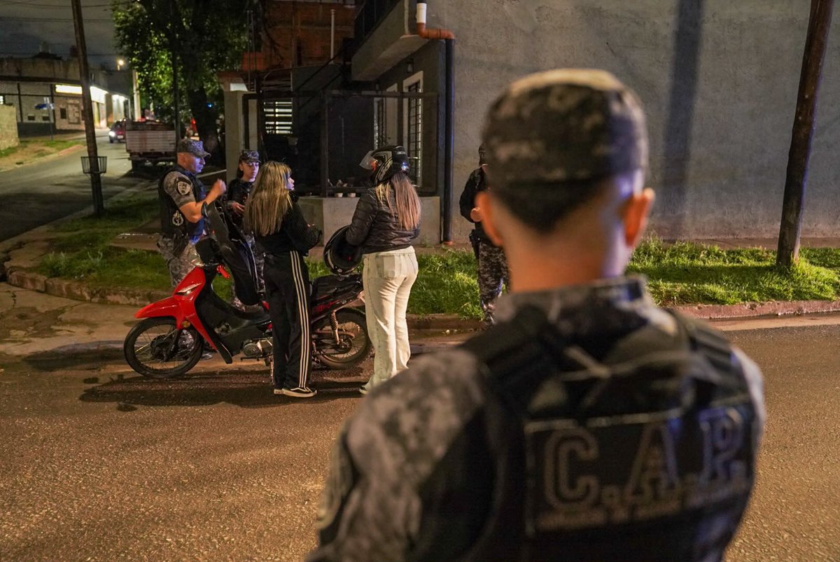 minsegcba's tweet photo. 🚔 #AHORA | PRESENCIA POLICIAL EN BARRIOS DE LA CAPITAL

🔹El ministro de Seguridad @QuinterosJP supervisa un operativo en los barrios Don Bosco, Villa Urquiza, Las Palmas y alrededores, con despliegue de efectivos en distintos sectores de la ciudad de #Córdoba.

✔️Los procedimientos contemplan controles preventivos y acciones destinadas a prevenir delitos.

👮🏻Junto al ministro se encuentran el jefe de la @PoliciaCbaOf Marcelo Marín, el subjefe Alberto Bietti, entre otras autoridades. 

✅Más prevención para fortalecer la seguridad de los vecinos.