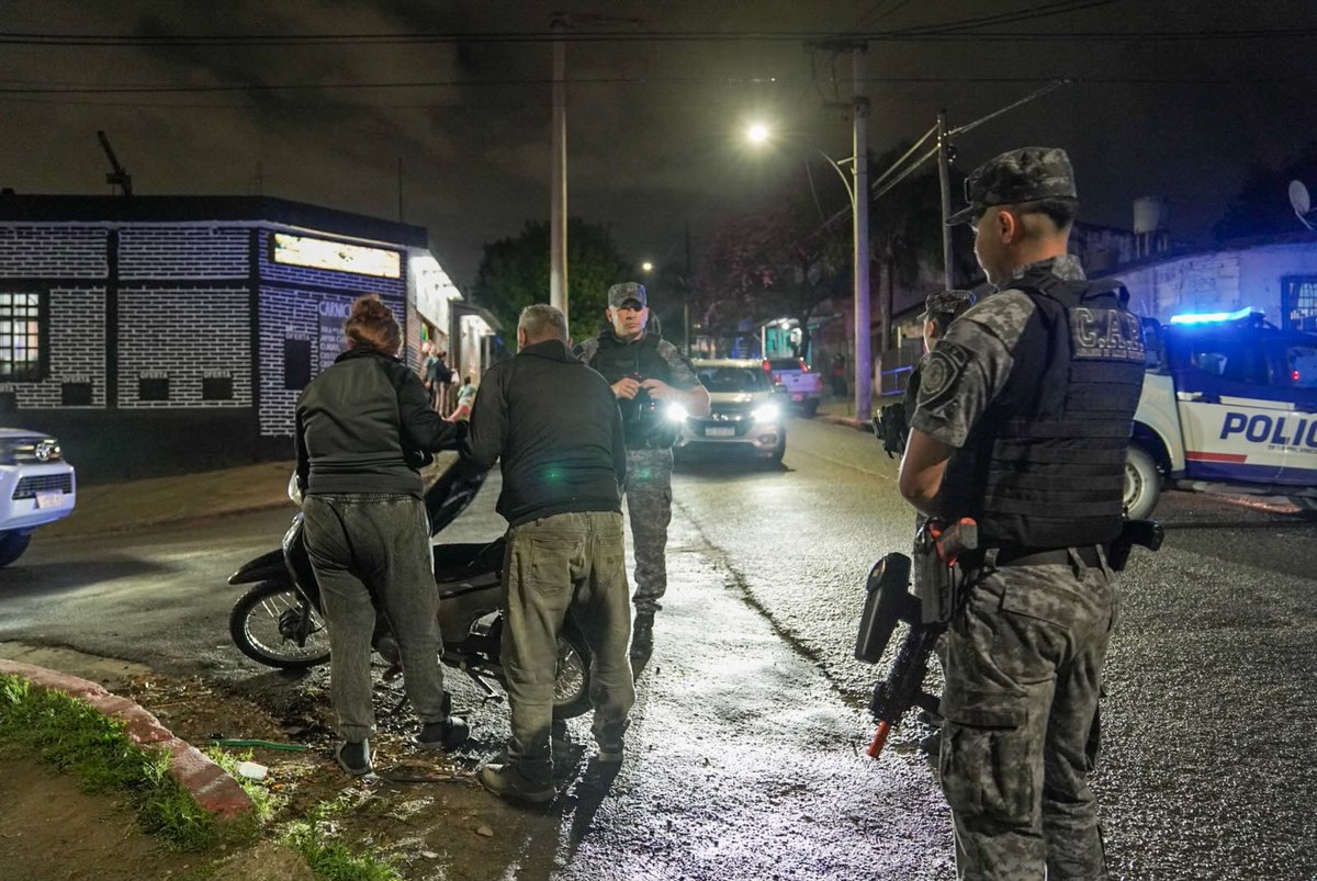minsegcba's tweet photo. 🚔 #AHORA | PRESENCIA POLICIAL EN BARRIOS DE LA CAPITAL

🔹El ministro de Seguridad @QuinterosJP supervisa un operativo en los barrios Don Bosco, Villa Urquiza, Las Palmas y alrededores, con despliegue de efectivos en distintos sectores de la ciudad de #Córdoba.

✔️Los procedimientos contemplan controles preventivos y acciones destinadas a prevenir delitos.

👮🏻Junto al ministro se encuentran el jefe de la @PoliciaCbaOf Marcelo Marín, el subjefe Alberto Bietti, entre otras autoridades. 

✅Más prevención para fortalecer la seguridad de los vecinos.