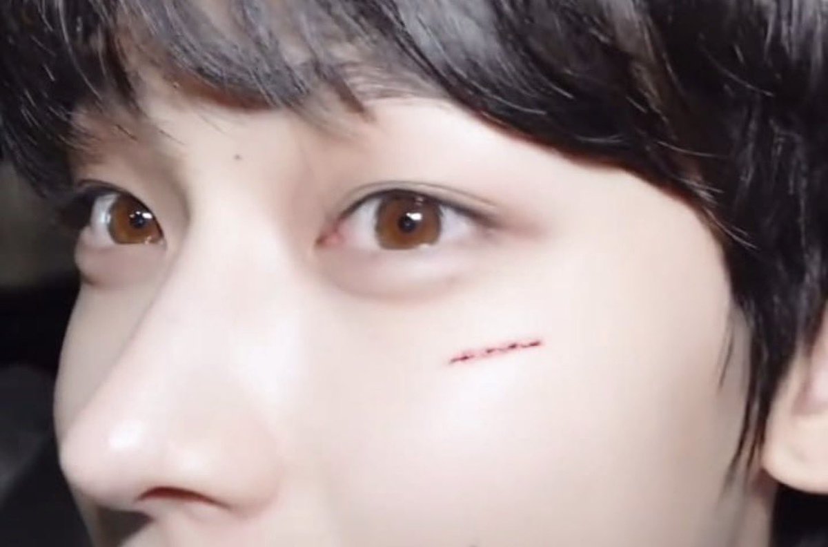 kateliran's tweet photo. @vic_enhypen @bubblwrapr @ftalsunoos @seul_mates mind you he has fucking BROWN eyes. a TAD lighter than his other homies but his eyes are literally brown. not RARE https://t.co/mqxCGjBxlE