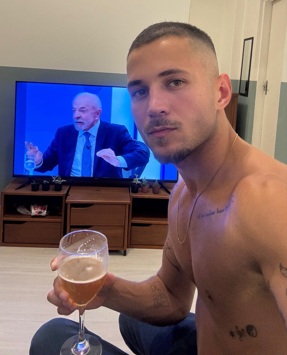 dominguesrocha_'s tweet photo. Silêncio meu pai está colocando a Globo pra mamar! https://t.co/TxeJSzgt3H