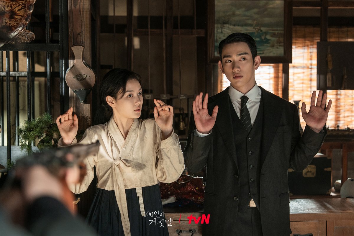 CJnDrama's tweet photo. 전당포에서 다시 만난 가경X태웅!
그런데 갑자기 들이닥친 경찰에 두 손 번쩍?!😳

재회부터 심상치 않은 두 사람이 궁금하다면?👀
이번 주 토요일 밤 9:10분 3화에서 확인하기!

[토일] 밤 9:10ㅣtvN
#즐거움엔20tvN #100일의거짓말 #100DaysofDeception https://t.co/OCf9Hd59Cw