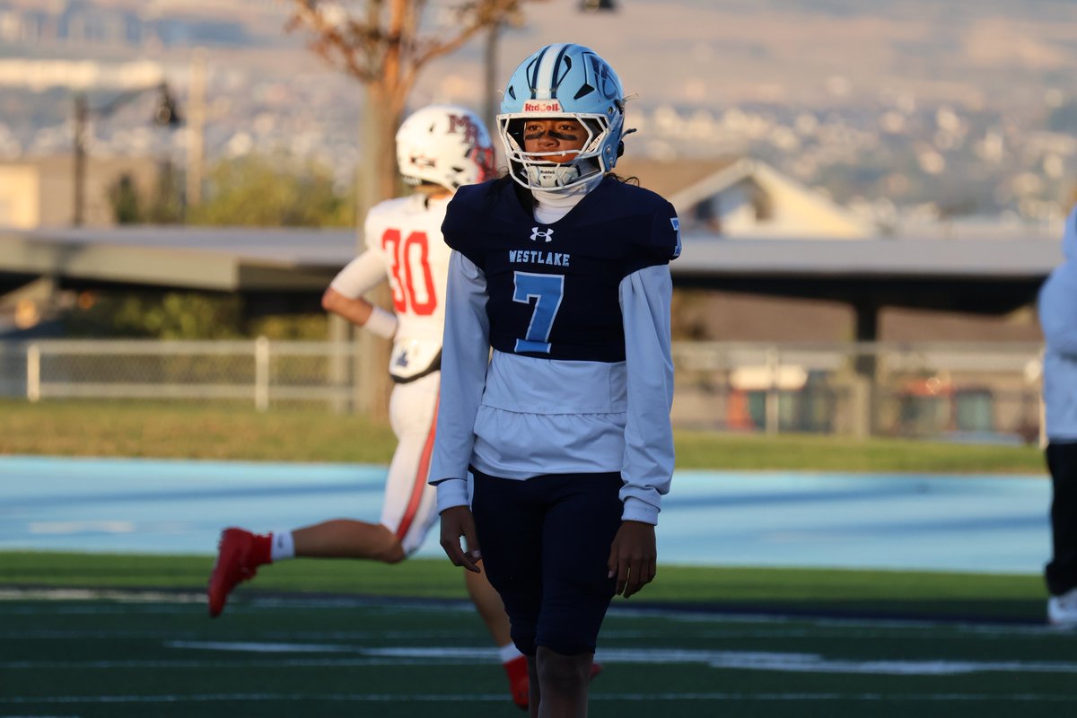 Andy_Pham1's tweet photo. C/O 29 QB @KutufoloT is a signal caller with a bright future. He's finishing off his first season as the starter for @WestlakeFootbal 

@BeehiveBuzz_ https://t.co/ecccHwT5kV