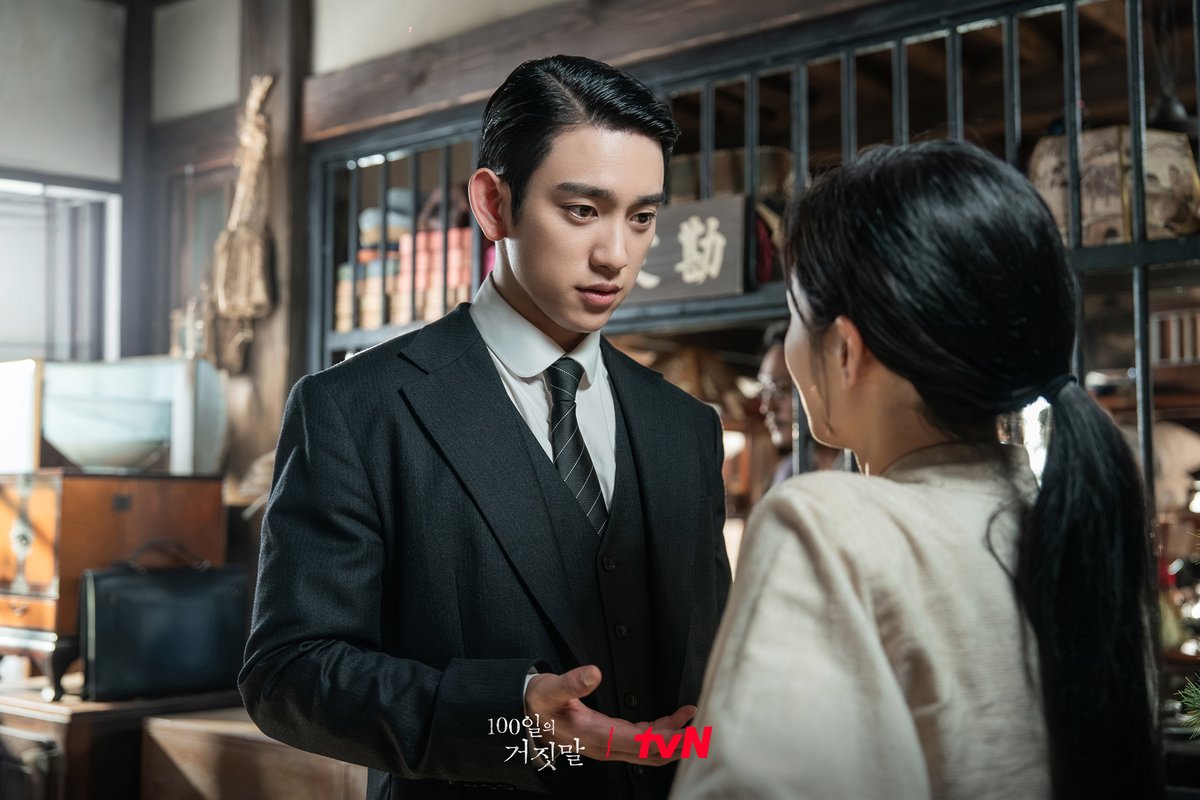 CJnDrama's tweet photo. 전당포에서 다시 만난 가경X태웅!
그런데 갑자기 들이닥친 경찰에 두 손 번쩍?!😳

재회부터 심상치 않은 두 사람이 궁금하다면?👀
이번 주 토요일 밤 9:10분 3화에서 확인하기!

[토일] 밤 9:10ㅣtvN
#즐거움엔20tvN #100일의거짓말 #100DaysofDeception https://t.co/OCf9Hd59Cw