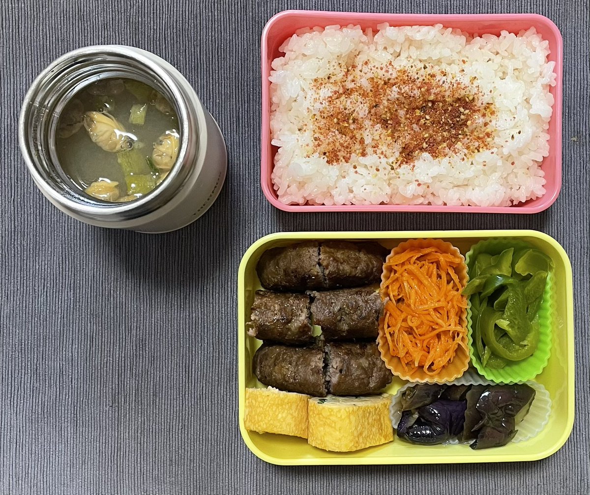 nike_nkx's tweet photo. ああ模試の日のお弁当　ハンバーグ、葱入り卵焼き、にんじんラペ、ピーマン炒め、なす揚げ浸し
お味噌汁はフリーズドライのあさり

秋は味噌汁。刻んだニラを入れたるは良き。汁の水面が緑だつもあはれなり。夕食の品数の物足りなきは、味噌汁の鍋に卵を人数分、半熟に煮るもおすすめにこそあらめ。 https://t.co/kJTtcC1Oja