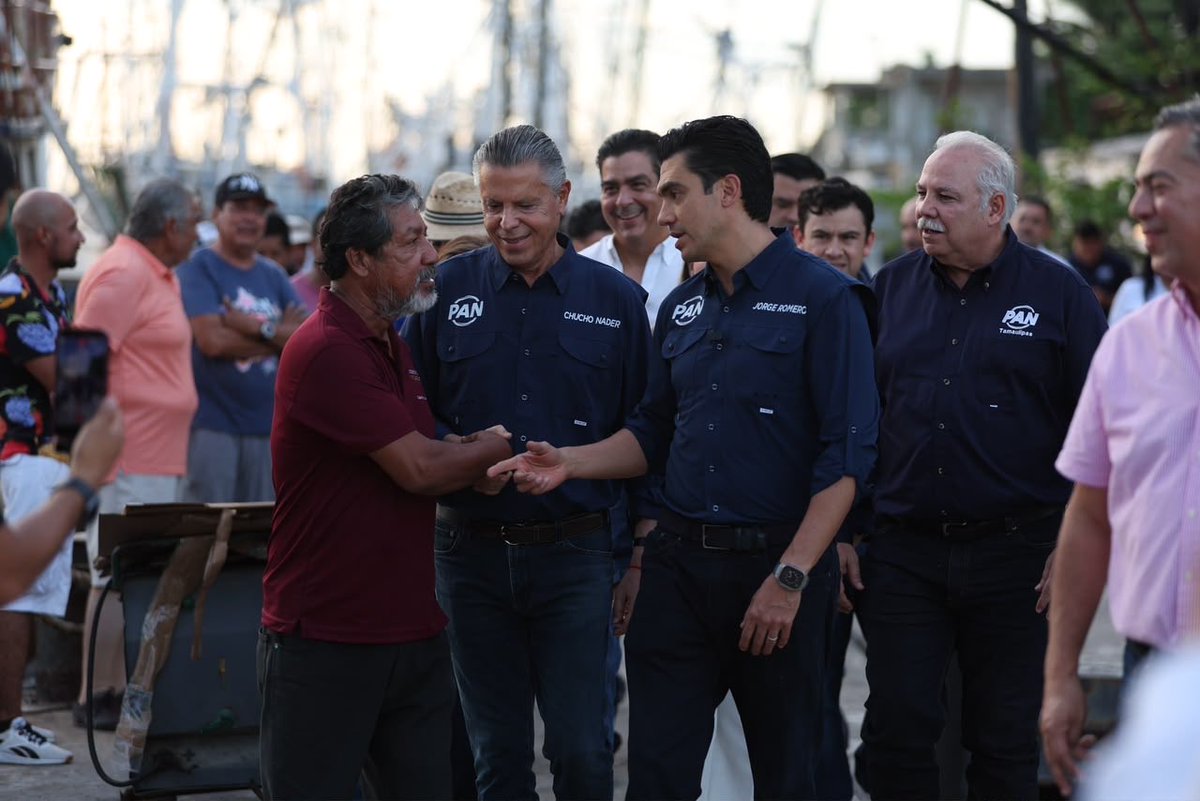 JorgeRoHe's tweet photo. Detrás de cada jornada en el mar hay esfuerzo, incertidumbre y una familia que espera en casa.

En Tampico escuchamos a los integrantes de la Sociedad Cooperativa de Producción Pesquera “Fomento Pesquera”, encabezada por su representante, Javier Robles. Los camaroneros nos compartieron sus necesidades y los obstáculos que enfrenta su actividad.

Su trabajo merece ser valorado y sus demandas, atendidas. Desde @AccionNacional acompañaremos sus causas para que puedan salir adelante con dignidad y oportunidades. 🇲🇽