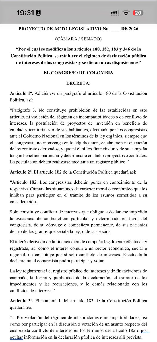 Rodrigo_Lara_'s tweet photo. Radicamos la reforma antimermelada.

La mermelada es lo oculto: el proyecto que llega a una región sin que nadie sepa quién lo pidió, por qué se aprobó y a cambio de qué. Todo lo que se esconde de la luz se pudre.

1/5 La reforma reconoce el derecho y el deber de los congresistas de gestionar inversión para sus regiones. Aprueban el presupuesto y el estatuto tributario. ¿Les vamos a prohibir llevar proyectos a su gente? Esa doble moral se acaba.

2/5 Lo malo no es gestionar. Lo malo es ocultarlo. Cada proyecto que postule un congresista quedará en un registro público. Lo que se hace por debajo de la mesa es mermelada. Lo que se hace por encima es desarrollo.

3/5 Precisamos el conflicto de interés. Hay uno maligno: cuando el congresista, su familia o sus socios obtienen un beneficio particular. Ahí debe declararse impedido. Hay uno benigno: representar los intereses legítimos de su región o de un sector, a la vista de todos.

4/5 El interés general se construye sumando intereses particulares. Si los floricultores de la Sabana o los bananeros del Magdalena financian a un congresista de forma transparente, ¿qué hay de malo en que sea su voz? Lo grave es que no lo declare.

5/5 Con estas reglas se podrá, por fin, regular el lobby en Colombia. Nunca ha habido ley de lobby porque ningún congresista se atreve a escuchar a un sector y tramitar sus intereses por temor a perder la investidura. 

En este gobierno todo se hace por encima de la mesa. Que todo se declare. Que todo se sepa.

#LeyAntiMermelada