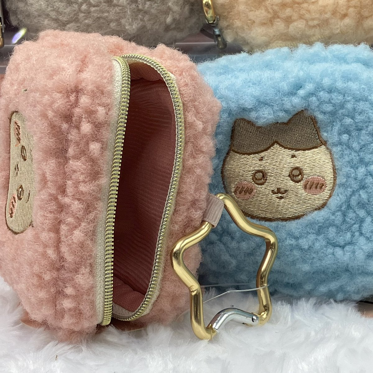 GiGO_shimada's tweet photo. ✨景品情報✨
『ちいかわ カラビナつきもこもこポーチ』
本日入荷いたしました！🐏

くすみカラーがかわいいカラフルなポーチ❣️
カラビナは星形☆

ぜひゲットしてください！
ご来店お待ちしております♪
#GiGO #GiGOアピタ島田 #ちいかわ #プライズ https://t.co/OGKzEfH3au