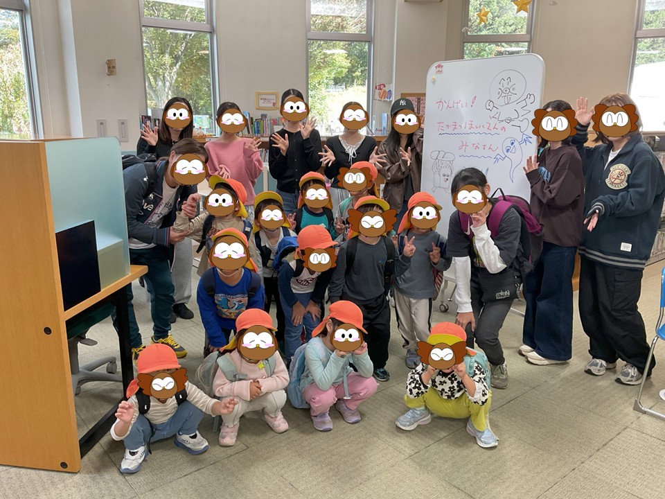 MoriDaiLib's tweet photo. 【図書館見学✨】
昨日、高松保育園の園児のみなさんが図書館に遊びに来てくれました！
図書館では、児童教育学科の学生がお出迎えし、絵本の読み聞かせも行いました📖
園児のみなさんは、好きな絵本を手に取って図書館での時間を楽しんでいました😊

またぜひ遊びに来てくださいね🌷✨ https://t.co/pZCgv4fmzG