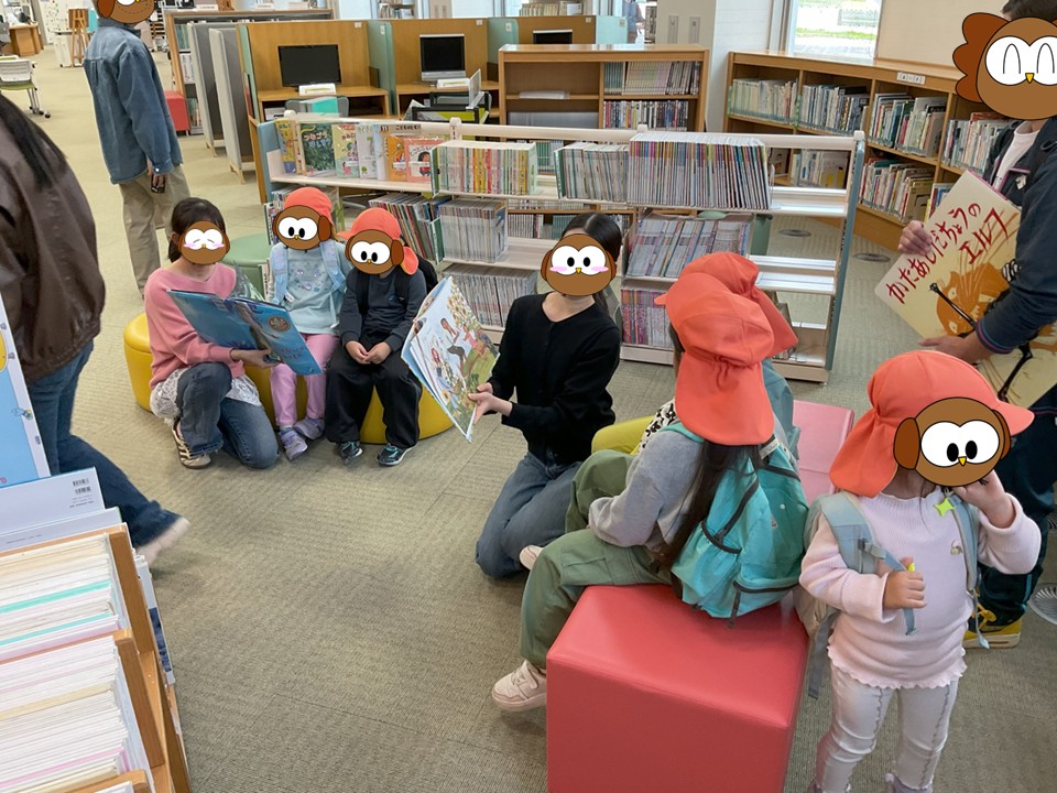 MoriDaiLib's tweet photo. 【図書館見学✨】
昨日、高松保育園の園児のみなさんが図書館に遊びに来てくれました！
図書館では、児童教育学科の学生がお出迎えし、絵本の読み聞かせも行いました📖
園児のみなさんは、好きな絵本を手に取って図書館での時間を楽しんでいました😊

またぜひ遊びに来てくださいね🌷✨ https://t.co/pZCgv4fmzG
