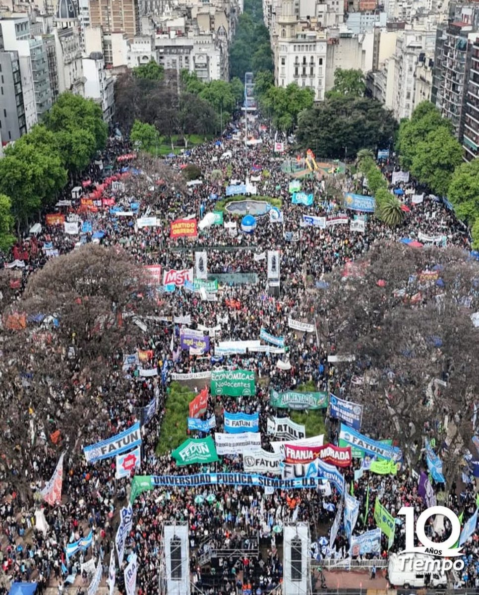 CELS_Argentina's tweet photo. A una marcha inmensa, por un reclamo sostenido a lo largo de los últimos años, con una ley y fallos judiciales a favor, el gobierno respondió con represión y detenciones, que incluyen a menores de edad. 

El gobierno sigue sin cumplir con la ley de financiamiento universitario. https://t.co/iYFNX9lQR9