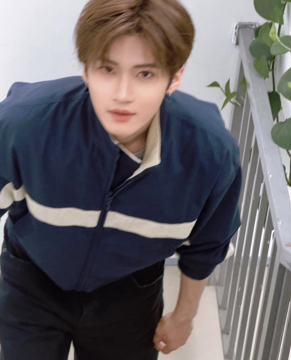 lingheez's tweet photo. This photo isn’t blurry; you’re just not focusing on looking at it. https://t.co/9eAvj2EG3n