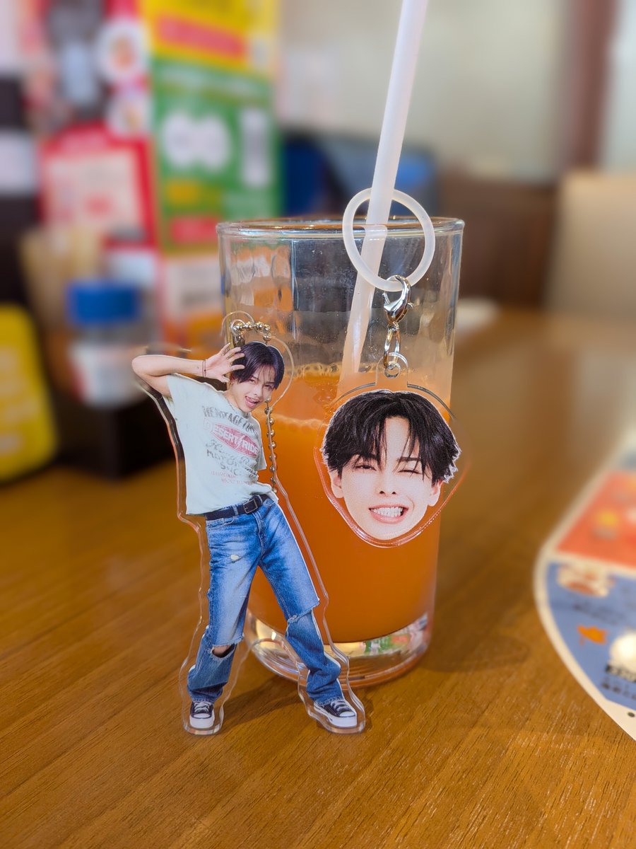 ayaan_newphase's tweet photo. セイマリアンはドリンクも緑🥤🐒💚
いや、普通に違う色も飲む🧡なお、氷は入れない派🧊
そういややったことなかった顔だけ大きいやつ🐵💫✨️
せま輔ー💜💚
#TAGRIGHT #若松世真 #世真くん https://t.co/9m3SCmMei6