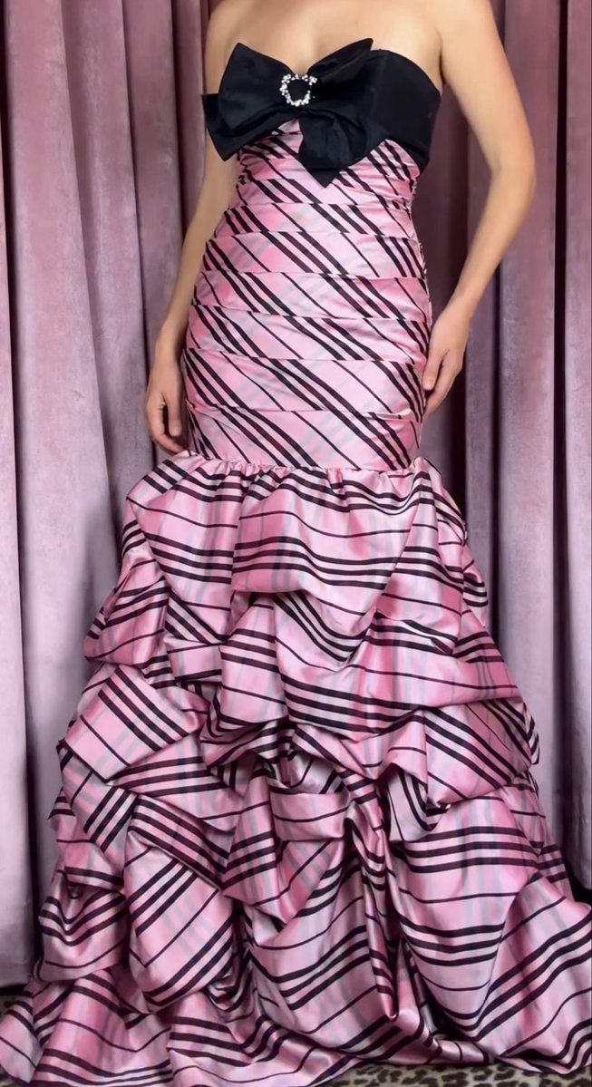 liviesthinker's tweet photo. olivia rodrigo wearing a vintage 2010 tony bowls prom dress for expectations 🖤🩷 https://t.co/yqMbuzFWLH