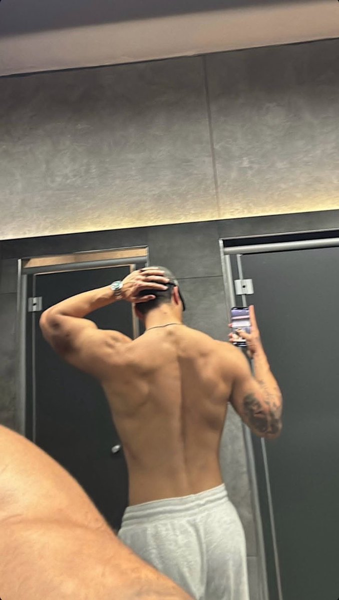 GthmsOutlaw's tweet photo. Joining me for my late night workout? https://t.co/SdlZ1k4JT2