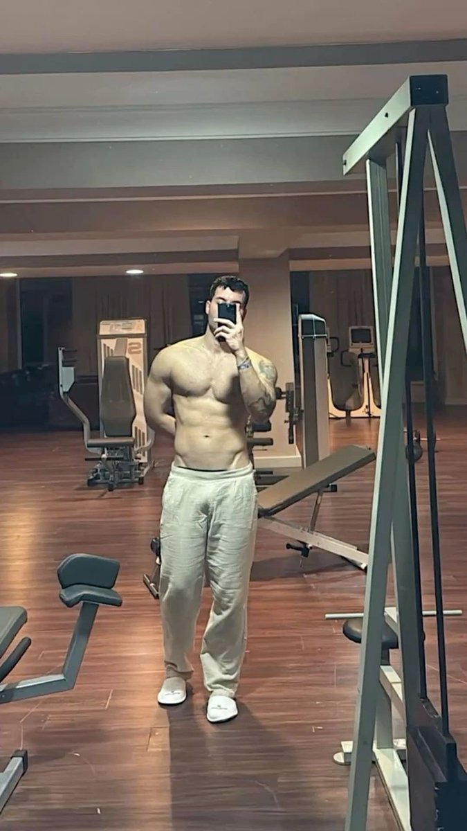 GthmsOutlaw's tweet photo. Joining me for my late night workout? https://t.co/SdlZ1k4JT2