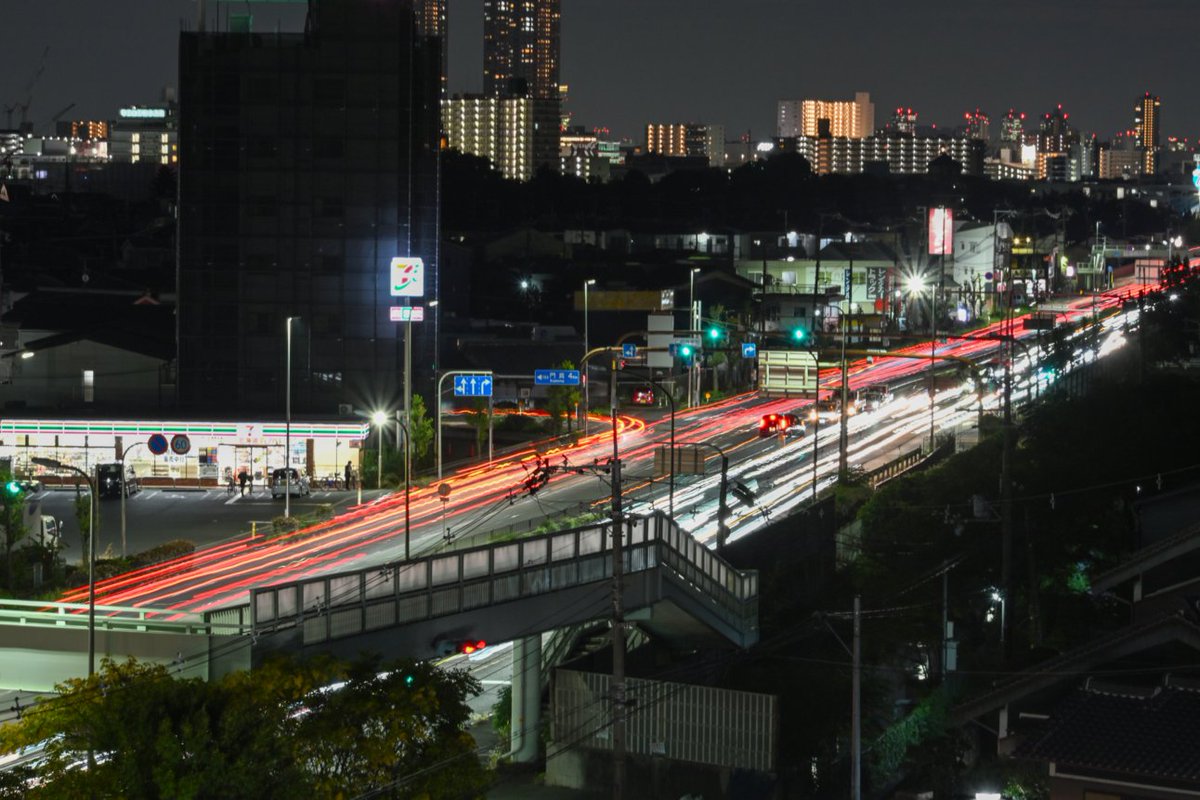 nichido_LED's tweet photo. おはにちど～☀️

仕事の合間に屋上から夜景？をちょい撮り📸
車が往き交う光の軌跡が綺麗です✨
奥に見える大阪市内で撮るともっと綺麗なんだろうなと🤭
風が強くてうまく撮れませんでしたが、たまに撮ると楽しいですね😆

では金曜日もよろしくお願いします！🙏

#企業公式相互フォロー
#企業公式が朝の挨拶を言い合う
#企業公式秋のフォロー祭り