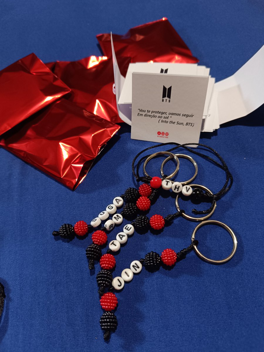 Chiconithaty's tweet photo. @jminsclub Eu fiz chaveiros e pulseiras com muito carinho, mas ainda estou sem ingresso 😔 https://t.co/GZsUUishB0