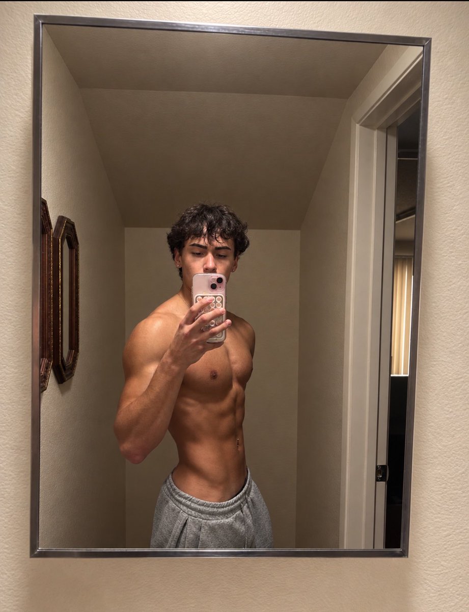 p3chvb's tweet photo. check out my bio for more 🫣
#mlm #gaylatino https://t.co/vpyDtxYwyO