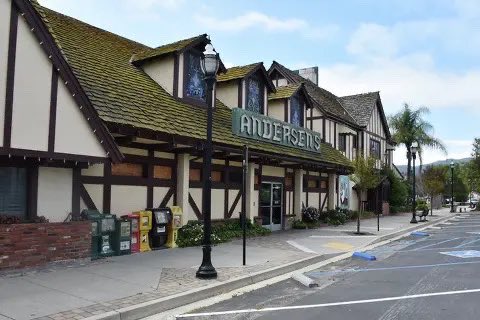 _InfinityTimeMe's tweet photo. California roadside icon Pea Soup Andersen's, to be demolished 😞 

https://t.co/OCXuKnZK6H https://t.co/6Gw44lGqp7