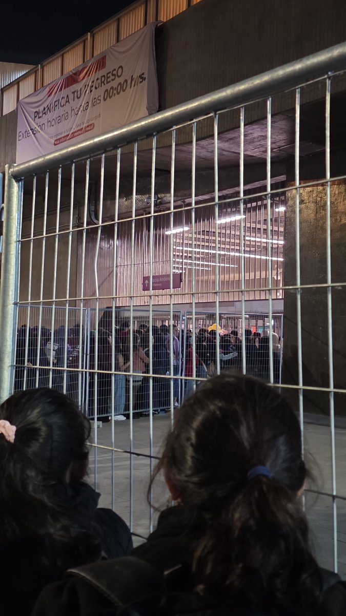 Poiov3's tweet photo. @ariloveslevi armygas, vayan con un morral, yo fui con morral y me lo puse adelante al llegar, los guardias te dejan pasar rápido ya que el morral es fácil de revisar y a la salida del concierto también, a demás que en la salida estaba llenisimo! https://t.co/nvXKApe1Hd