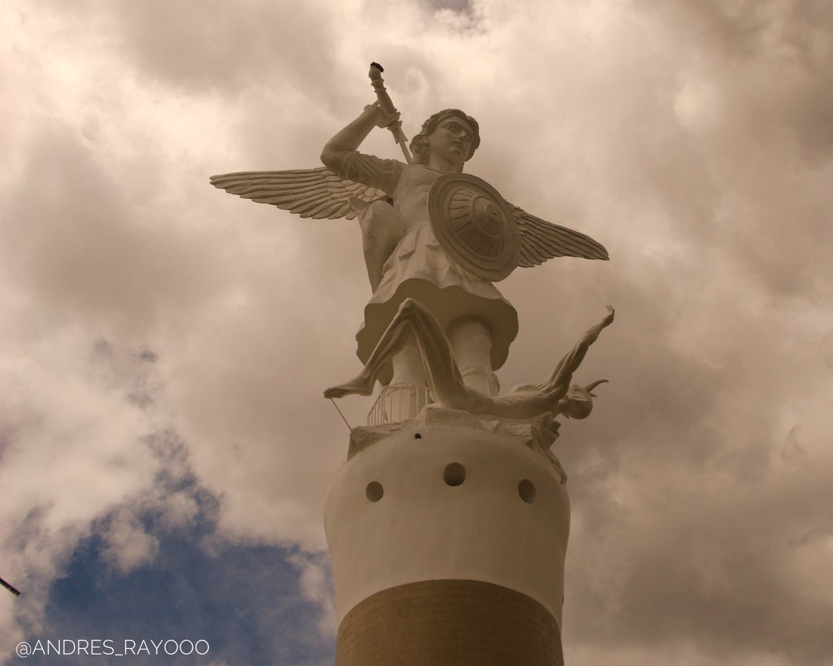 andres_rayooo's tweet photo. 📌 El mirador de San Miguel Arcángel es un monumento construido en honor a San Miguel, quien es el patrono de la ciudad de Ibarra, Desde allí se puede observar gran parte de la ciudad, incluida la laguna de Yahuarcocha.
.
.
.
#Ibarra #Ecuador #Imbabura #Turismo https://t.co/JuIh2xVgZ2
