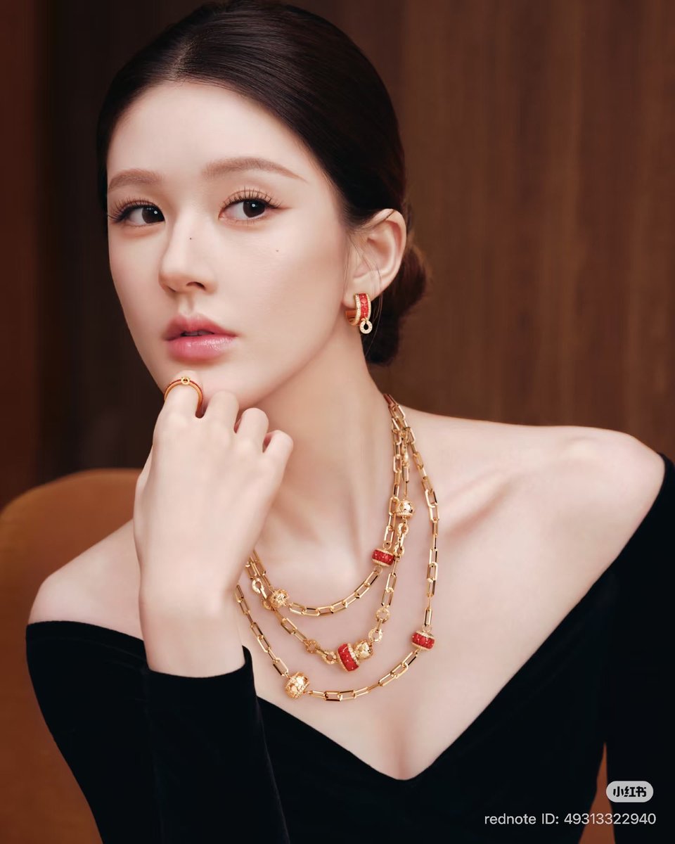rLuusi's tweet photo. Thank you, L'Officiel and Chow Tai Fook, for showing more than one side of me. ❤︎’..🏹📿 A black velvet dress, red and gold sparkle, and a mirror that reveals what the front cannot. I believe we all shine in every dimension, and today I am glad to let mine glow. https://t.co/Km388Q0LEV