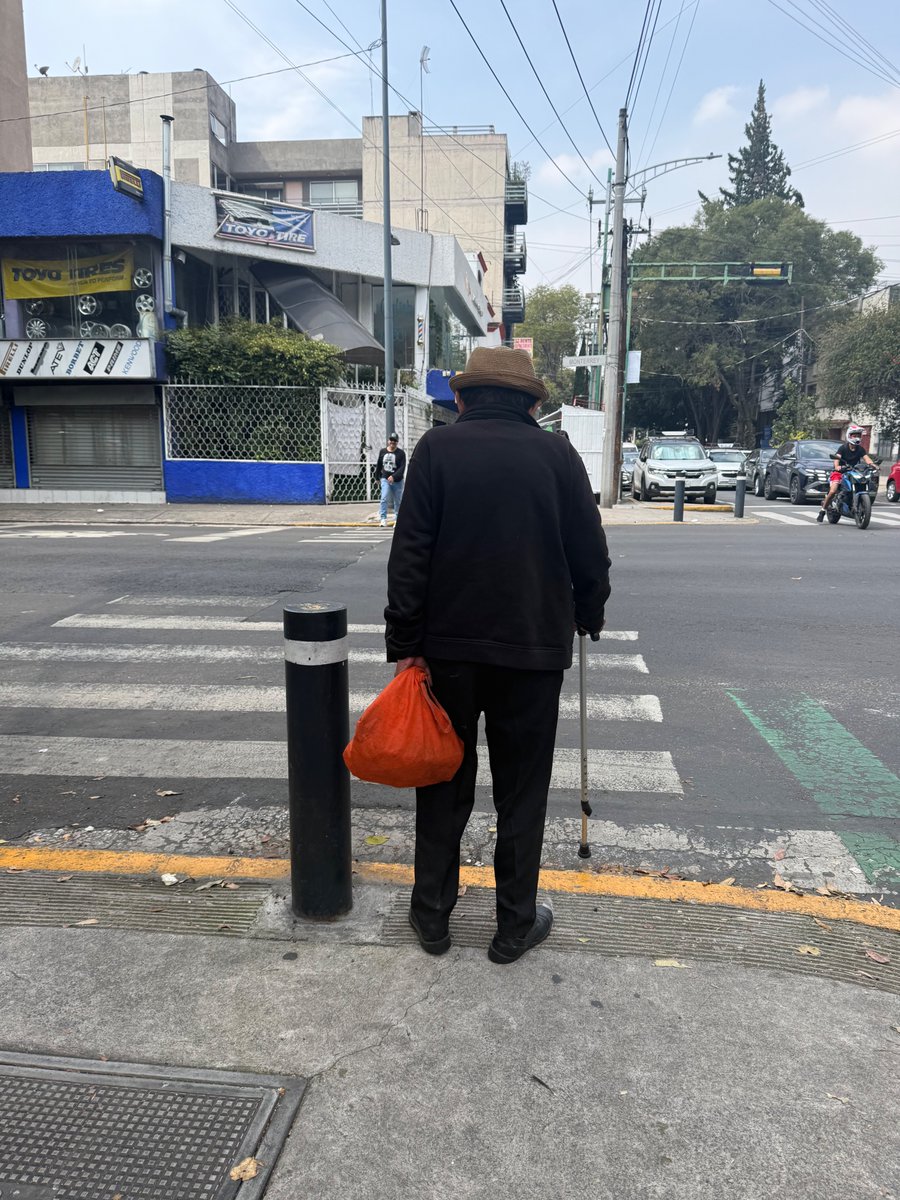 liberalucha's tweet photo. Casi sin darme cuenta estoy cumpliendo 3 años de vivir en la Ciudad de México. 
Salí con una maleta, 2 libras de café, 5 libros y 100 dólares que me regaló @MaReginaJose 
Nunca más regresé a mi casa. https://t.co/4YSarRprfO