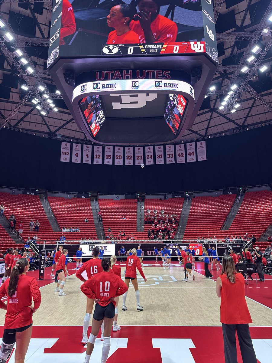 sidelinesammy's tweet photo. Expecting a whole lot of red and blue tonight! Tune in to the historic rivalry between Utah and BYU on ESPN+! https://t.co/0wgLJNcmrZ