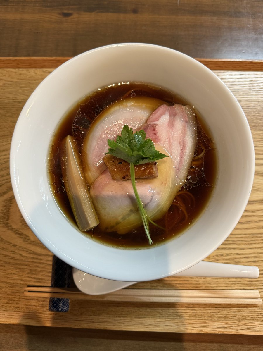 kazu0612kazu's tweet photo. 10/15定訪の紫陽花さん
⁡
つけ麺 
醤油らぁ麺
⁡
ジュレ纏った喉越し良い平打ち麺に芳醇な香りを醸し出す醤油つけ汁には炙り焼豚ゴロゴロで増さなくても十分楽しめる

先週に続き旨さの再確認
鶏油の旨味にコクある醤油スープと飲める平打ち麺は病みつき確定フラッグシップな一杯👍
⁡
#らぁ麺紫陽花 https://t.co/1mP2N71UUF