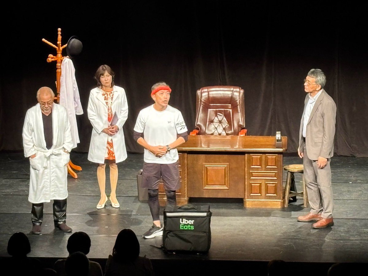 harutakumi2018's tweet photo. ｢狂人遊戯2026｣本日3日目です。
観た方々から、有り難いお言葉を頂戴し、またリピーターの方も増え、感謝の3日目です。
昨年の作品をご覧になった方からは、新バージョンと言って頂き、キャストも設定が1人増え、何より笑いが増えたとのご意見をたくさん頂き、泣いて笑って、そしてニッキマジックで良い作品になったと思います。
是非、劇場にてご覧下さい。春田

🔴 狂人遊戯 2026🔴

【 東京公演 】
2026年10月
14日（水）19時
15日（木）19時
16日（金）14時
17日（土）13時  ／ 18時
18日(日)  14時

中野ポケットスクエア『ザ･ポケット』
東京都中野区中野3-22-8

🟥東京公演のチケットはこちら
↓↓↓ ↓↓↓
『2026狂人遊戯【東京公演】』
https://t.co/FTUpZIpTZh

【 神戸公演 】
22日（木）19時
23日（金）14時
24日（土）13時 ／ 18時
25日（日）14時

神戸三宮シアター･エートー
神戸市中央区琴ノ緒町5丁目6-9

🟥神戸公演のチケットはこちらから
↓↓↓ ↓↓↓
『2026狂人遊戯【神戸公演】』
https://t.co/3bH0gG6gZv

脚本／＃羽原大介

演出／＃菱田信也

出演／＃中尾隆聖
            ＃春田純一
            ＃大下順子
            ＃武田義晴
            ＃渋谷天笑
            ＃山本亨
            ＃とめ貴志

ゲスト出演／＃なべおさみ ＃なべやかん
※10月17日(土)18時･24日(土)18時のみ

監修／＃錦織一清

◆あらすじ
狂人遊戯〜都立鮫ヶ橋大学病院99番教室〜
都立鮫河橋大学病院精神科の一室で繰り広げられる被疑者の精神鑑定。
通り魔殺人の被疑者は「無罪」か？それとも「死刑」か？
事件の動機が明らかになる時、真実の歯車が大きく動き出す。

⬛︎※お問い合わせは※
      ⤵︎⤵︎⤵︎⤵︎⤵︎⤵︎⤵︎
harutakumi.stage2018@gmail.com