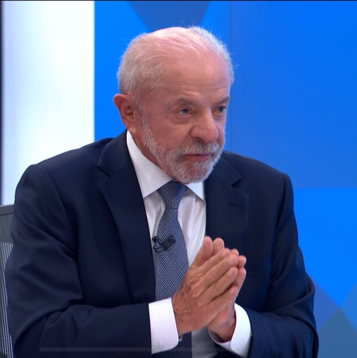poptime's tweet photo. Renata: "O senhor é a favor da redução da maioridade penal?"

Lula: "A sociedade brasileira inteira é favorável à redução da maioridade penal [16 anos] para qualquer crime hediondo. https://t.co/Yw0GyzqNlw