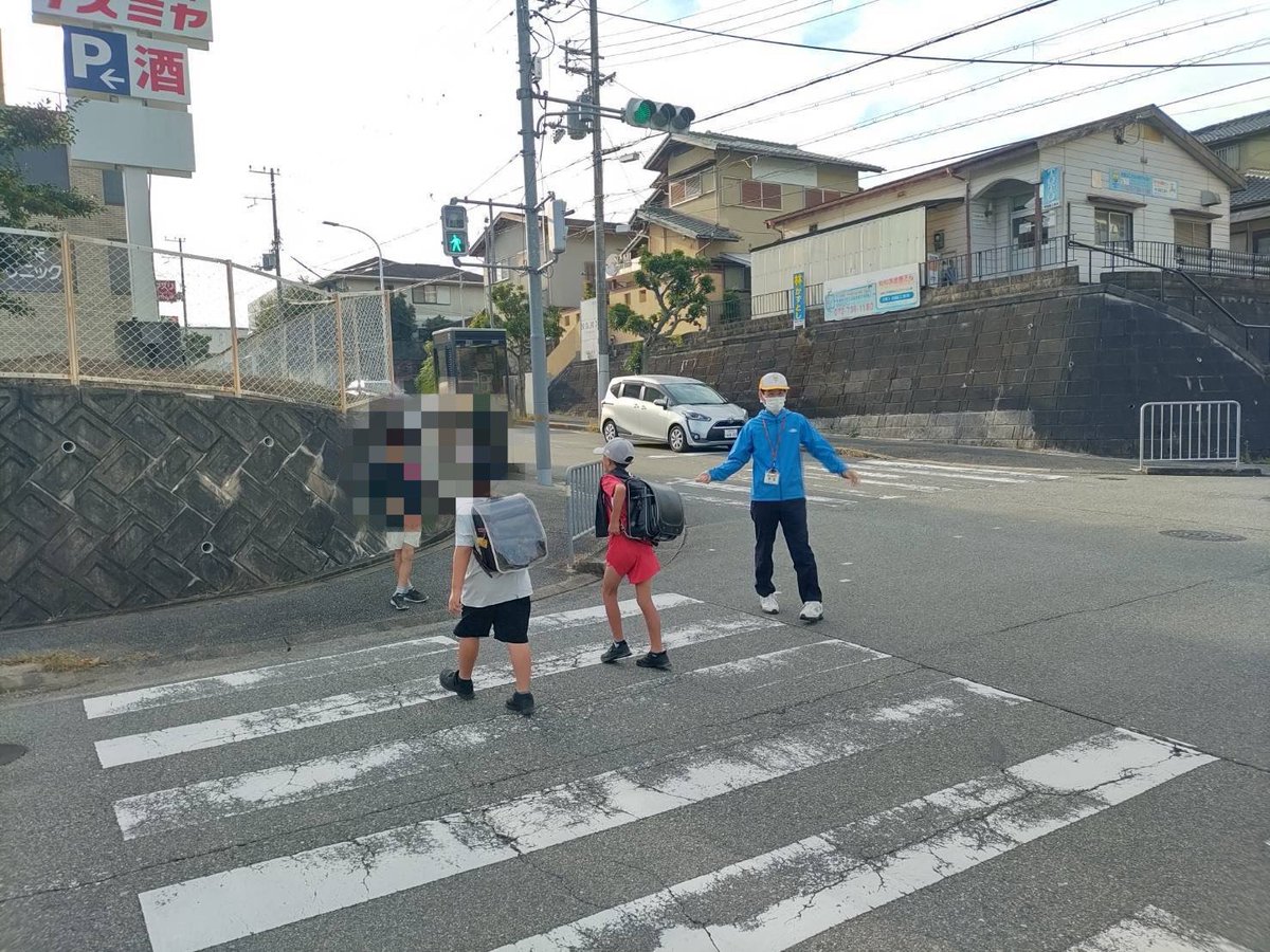 ynagatani3's tweet photo. 10月16日（金）豊能町
皆さま、おはようございます。 
今朝はかなり冷え込んでいます。
今日の天気は晴れ☀️時々くもり☁
予想最高気温は24℃です。
週末の金曜日、子ども達の足は軽やかに元気に登校しました🏫
見守りは無事故で終了🧒　
今日も一日、ご安全に😀
#朝のご挨拶　#子ども見守り https://t.co/ZO7GXB06fg